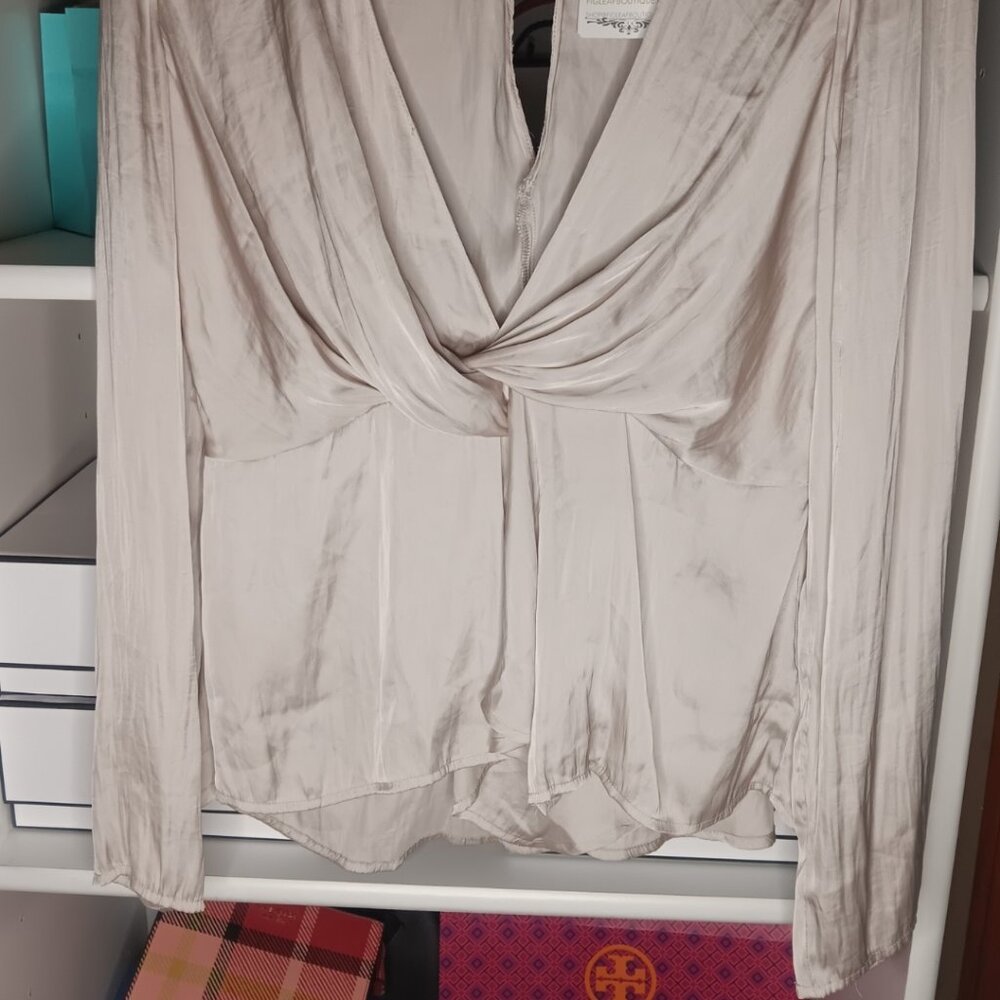 LUSH / CHAMPAIGN SILKY BLOUSE 100 PERCENT POLYESTER - Picture 6 of 12